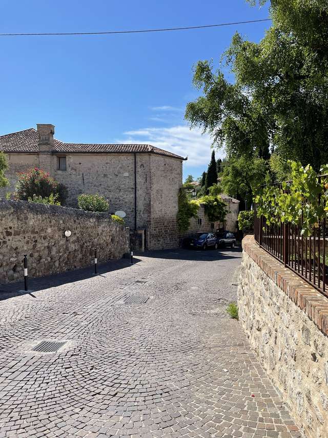 Ruelle pavée d'Arquà Petrarca